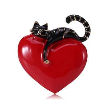 Металлическая брошь в виде кота, лежащего на сердце, для женщин, Милая забавная мультяшная булавка с изображением животного, Дизайн красного сердца, Ювелирные аксессуары, подарок
