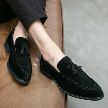Модная дизайнерская мужская обувь из замши, Размер 38 ~ 46, Повседневная обувь с мягкой кисточкой для мужчин, лоферы на плоской подошве с острым носком для вождения, мужские лоферы на плоской подошве с острым носком